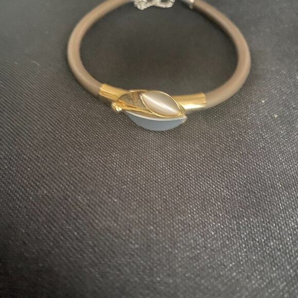 Poly Bracelet Gold Tone Magnetic Closure with safety chain - Picture 5 of 5